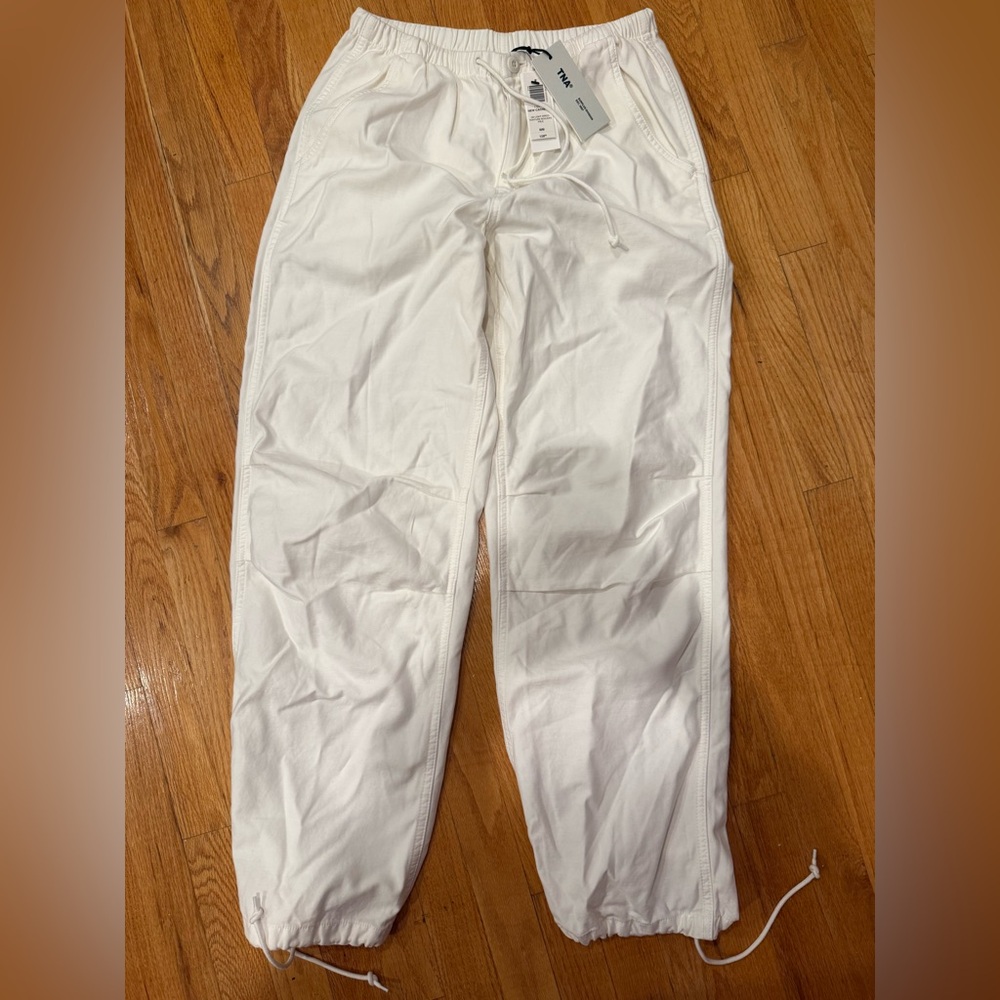 Aritzia White pants  Relaxed Fit Joggers